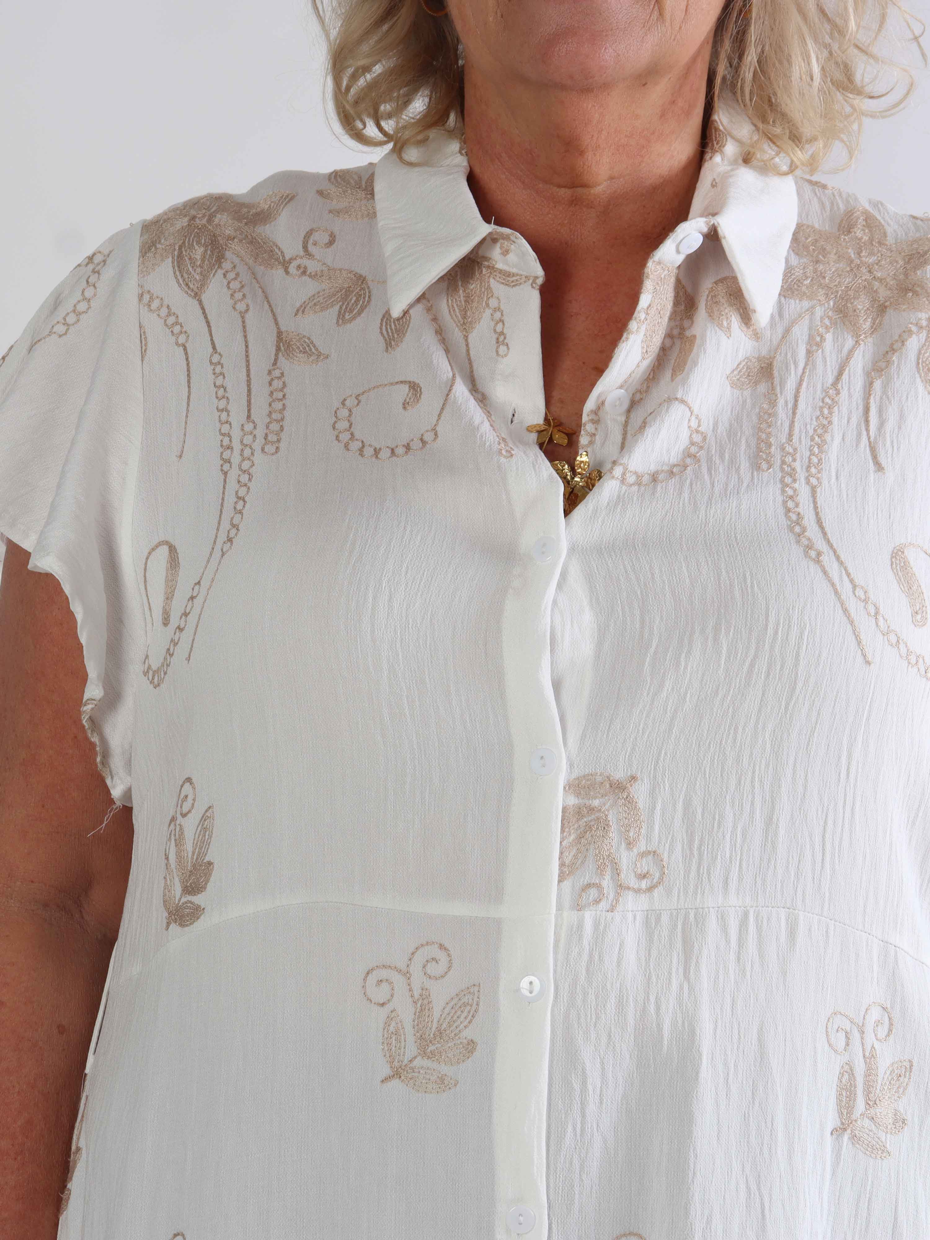 Marianne - Skjortklänning i viskos med broderade detaljer och volangärmar.